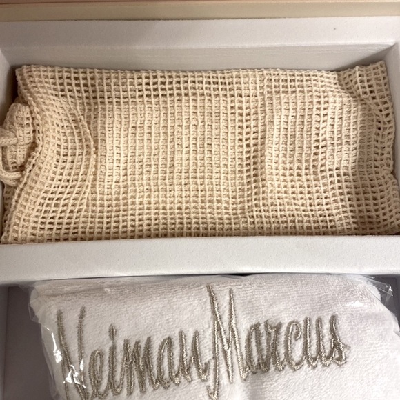 Neiman Marcus Face Cleansing Rounds & Headband Boxed Set 🧖🏽‍♀️ NEW - Picture 4 of 5